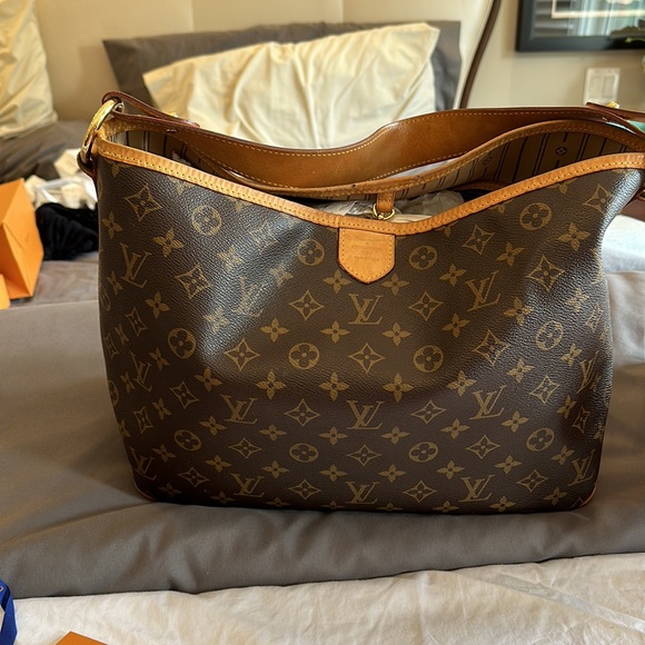 Luis Vuitton tote - Picture 4 of 4